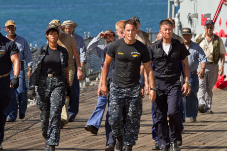 Orange is the new blue: Hollywoods skrigende billeder 7 I filmen Battleship ser hele besætningen ud til at have fået for meget betakaroten.