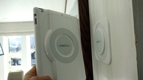 Med det magnetiske Launchport -systemet er det enkelt å flytte og feste en iPad på flere monteringspunkter rundt omkring i huset.