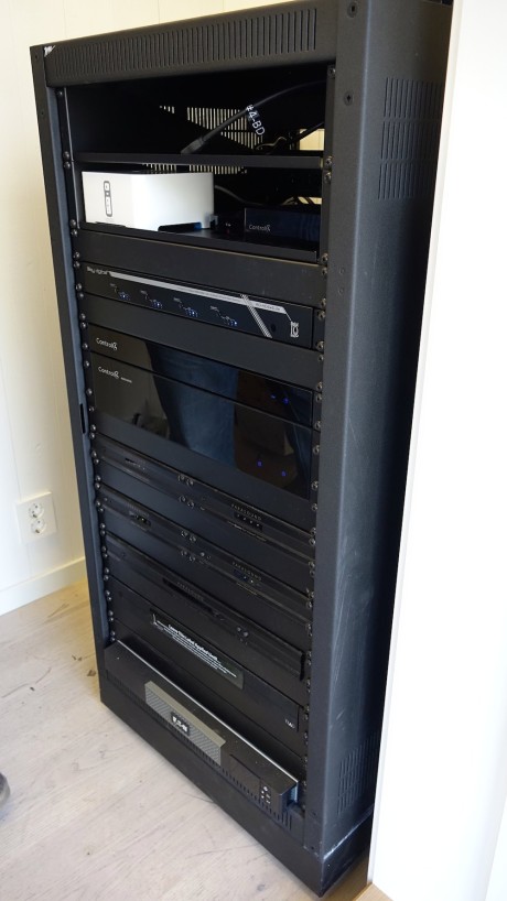 Styringssystemet kan bygges ut så mye du ønsker. Her et typisk rack med hovedenhet, en Sonos-avspiller og diverse forsterkere fra Parasound.