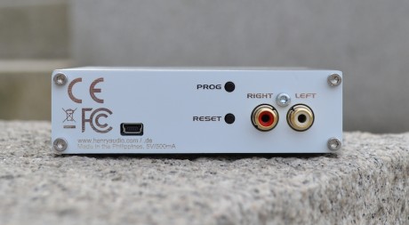 RCA-kontakten er nå forgylt og stikker mer ut, for å slippe til kabler med større skjerm. Knappene på baksiden brukes til å skifte maksimal oppløsning fra 48 til 192 kHz.