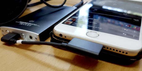 L19 kobles mellom iPhone og en digitalkonverter. Gjerne en bærbar som FiiO Q1, som dessuten også har innebygd hodetelefonforsterker. Foto: Geir Gråbein Nordby