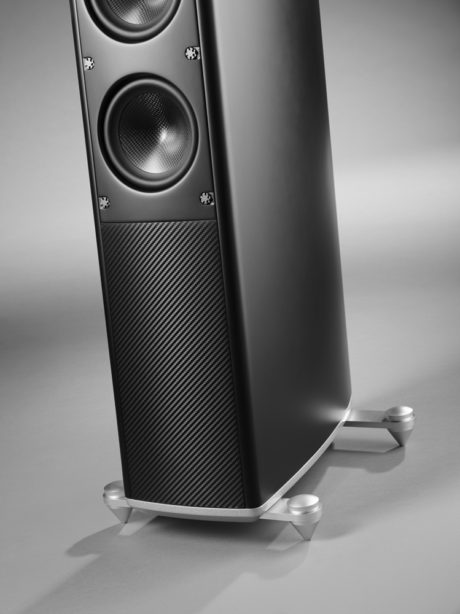 Føtter i aluminium gir god kvalitetsfølelse, direkte arvet fra sine dyrere slektninger hos Raidho Acoustics. Foto: Scansonic