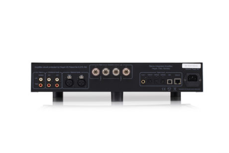Baksiden huser hele tre optiske digitalinnganger, i tillegg til koaksial og USB. Ethernet-kontakten gir mulighet for IP-styring og trådløs musikkspilling via AirPlay og DLNA. Foto: Hegel