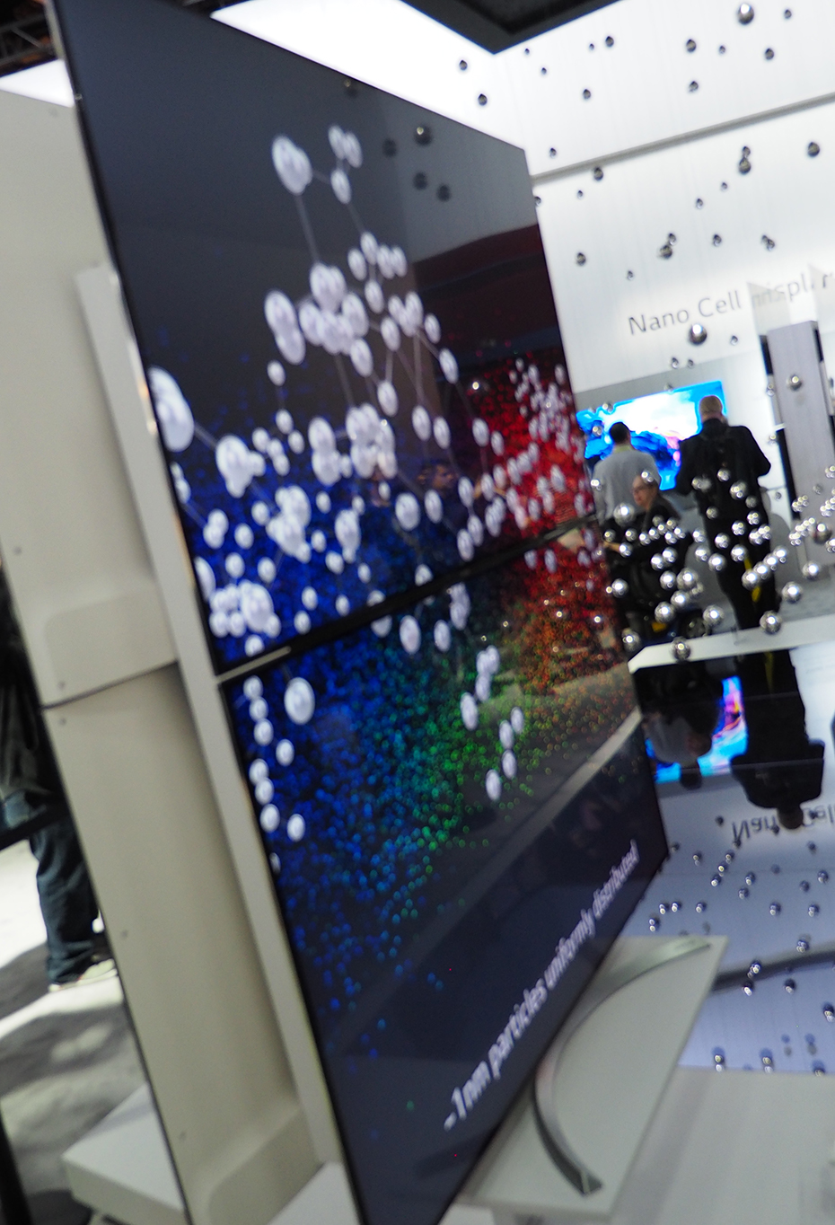 Nanoceller i panelet "vasker" bort gulstikk i det hvite, og gjør LGs LCD-TV-er enda bedre. Foto: Geir Gråbein Nordby