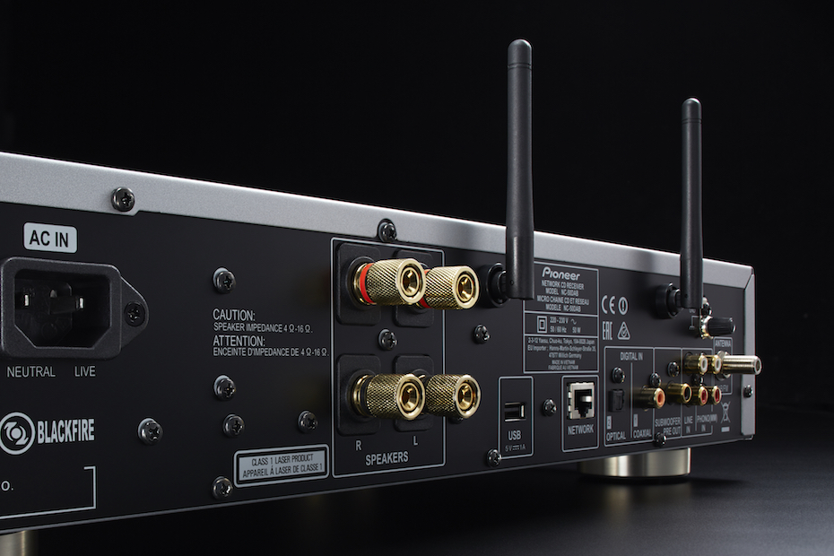 På baksidan hittar du alla ingångar du behöver: digitalt, nätverk, skivspelare, you name it! Det enda vi saknar är en USB-DAC-ingång. Foto: Pioneer