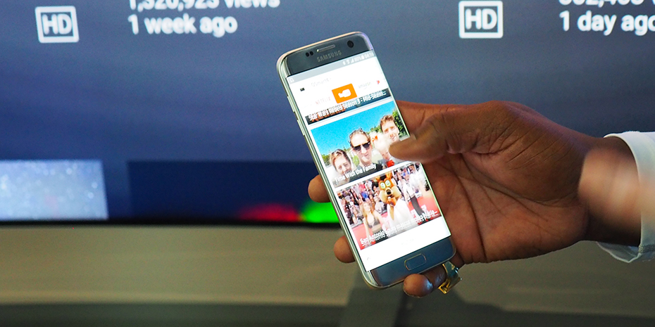 Kan Samsungs LCD-tv’er endelig udfordre OLED? 4 Manøvrer deg gjennom tjenestene direkte på mobilen og let frem innhold, uten å avbryte programmet som går på TV-en akkurat nå. Foto: Geir Gråbein Nordby