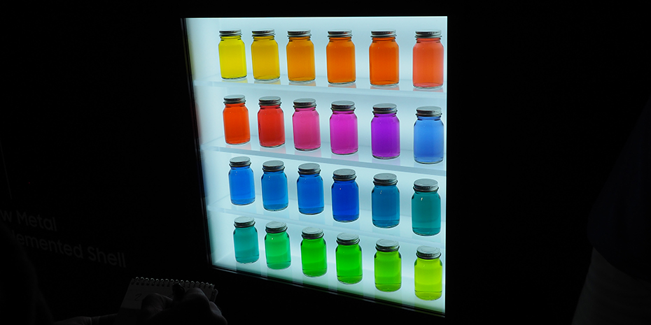 Disse glassene er fylt med mikroskopiske partikler, "kvanteprikker", som avgir ulik farge etter størrelsen på partiklene. Lyset som gjennomlyser glassene er hvitt. Foto: Geir Gråbein Nordby