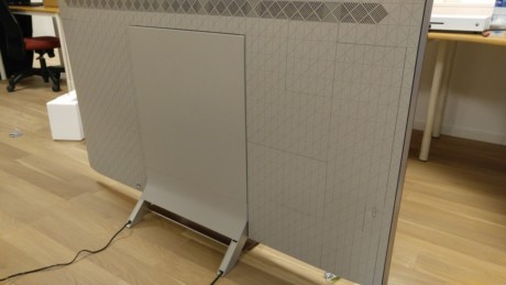 Det är inte så lätt att se vid första anblicken men Sony-skärmen har alla anslutningar dolda bakom olika luckor. Foto: Audun Hage