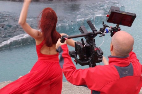 EVA1 kan enkelt monteras på en jib-arm, även en handhållen, för att få jämna och mjuka rörelser. Foto: Panasonic