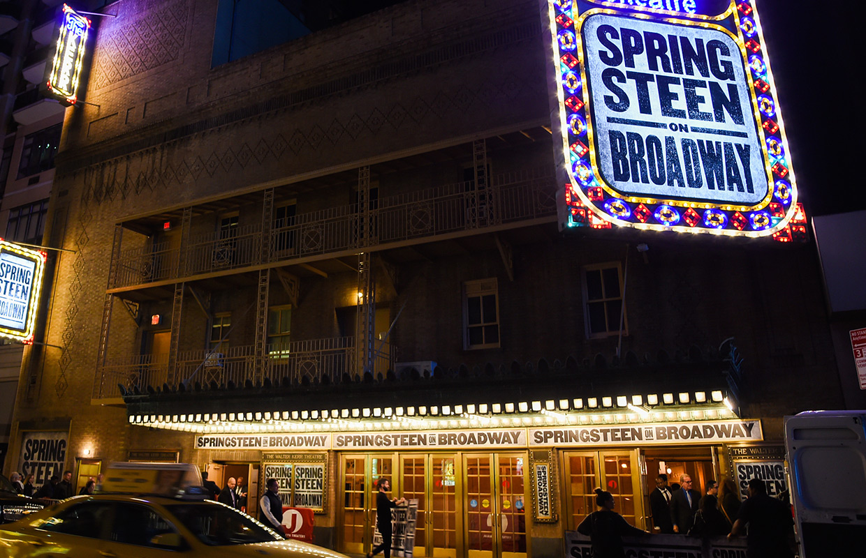 Med bara 960 sittplatser är The Walter Kerr Theatre en av de minsta lokalerna som Springsteen har uppträtt på de senaste 40 åren. ”Springsteen on Broadway”. Foto: AP/Evan Agostini