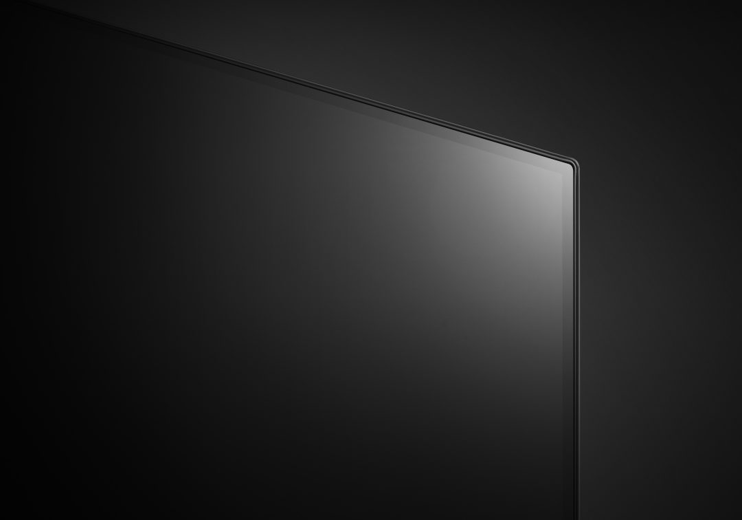 LG OLED65C8 er en av de tynneste TV-ene vi har sett.