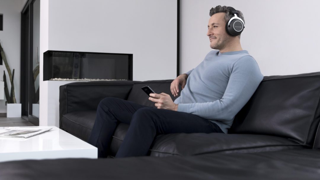 Amiron Wireless är stora hörlurar som omsluter öronen. Foto: Beyerdynamic