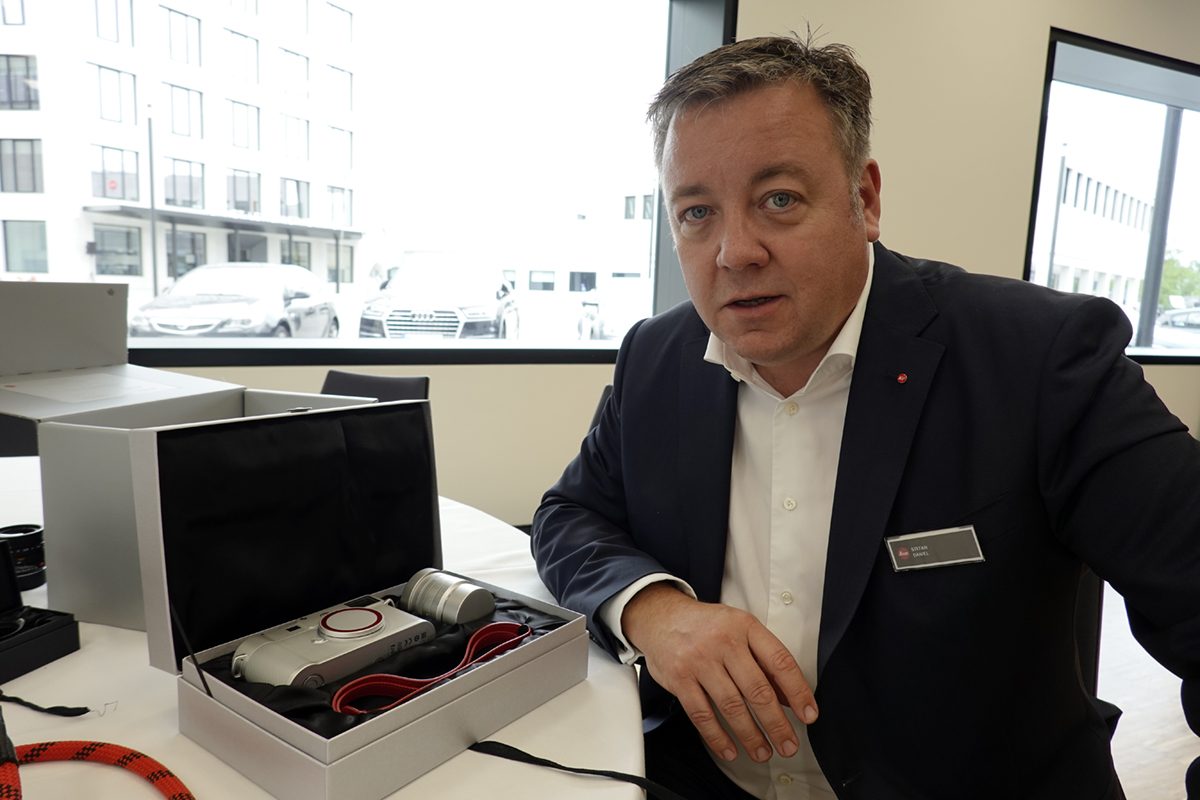 Italiensk bildesign för Leica 2 Leicas produktchef, Stefan Daniel, med en M10 Zagato, lådan den säljs med och objektivet 35mm f1.4 – plus en exklusiv, röd läderrem. Foto: Lasse Svendsen