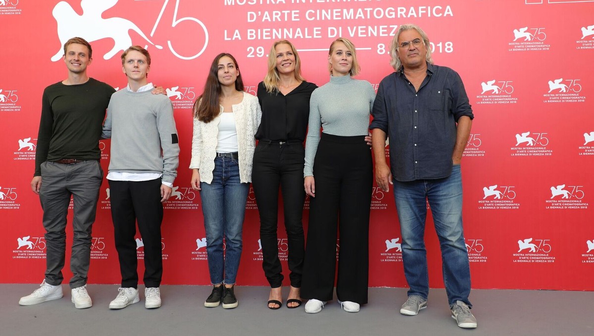 Skådespelarna, Åsne Seierstad och Paul Greengrass möter pressen på 75 filmfestivalen i Venedig (Foto: Netflix)