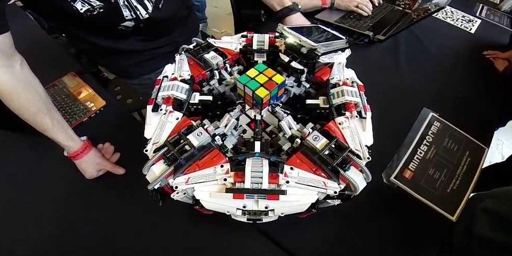 Lego-robot løser Rubiks kube på 3 sekunder