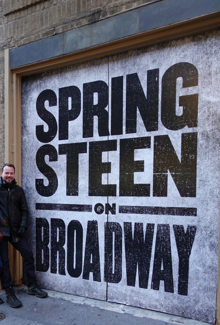 En kall decemberdag 2017, utanför The Walter Kerr Theatre, New York (Foto: Tor Aavatsmark)