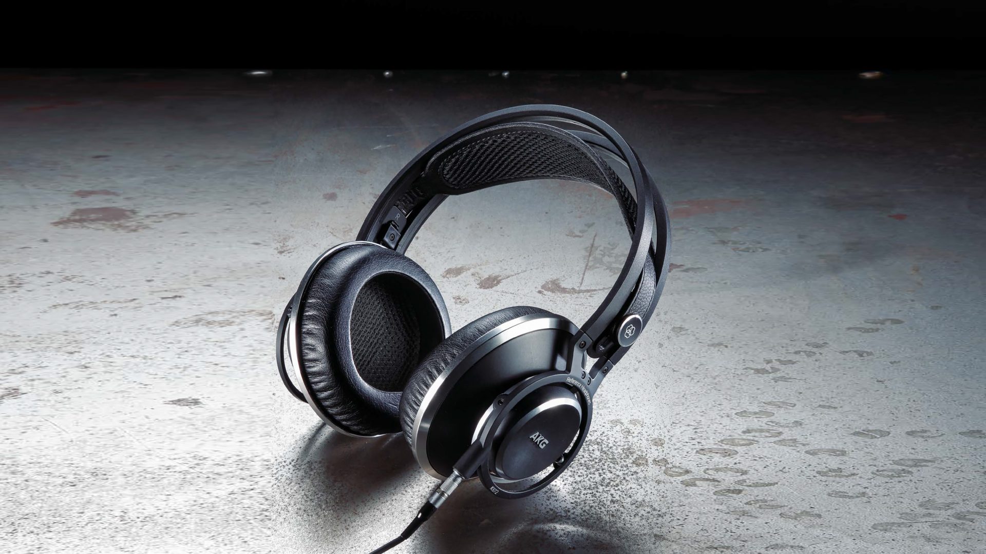 AKG K872