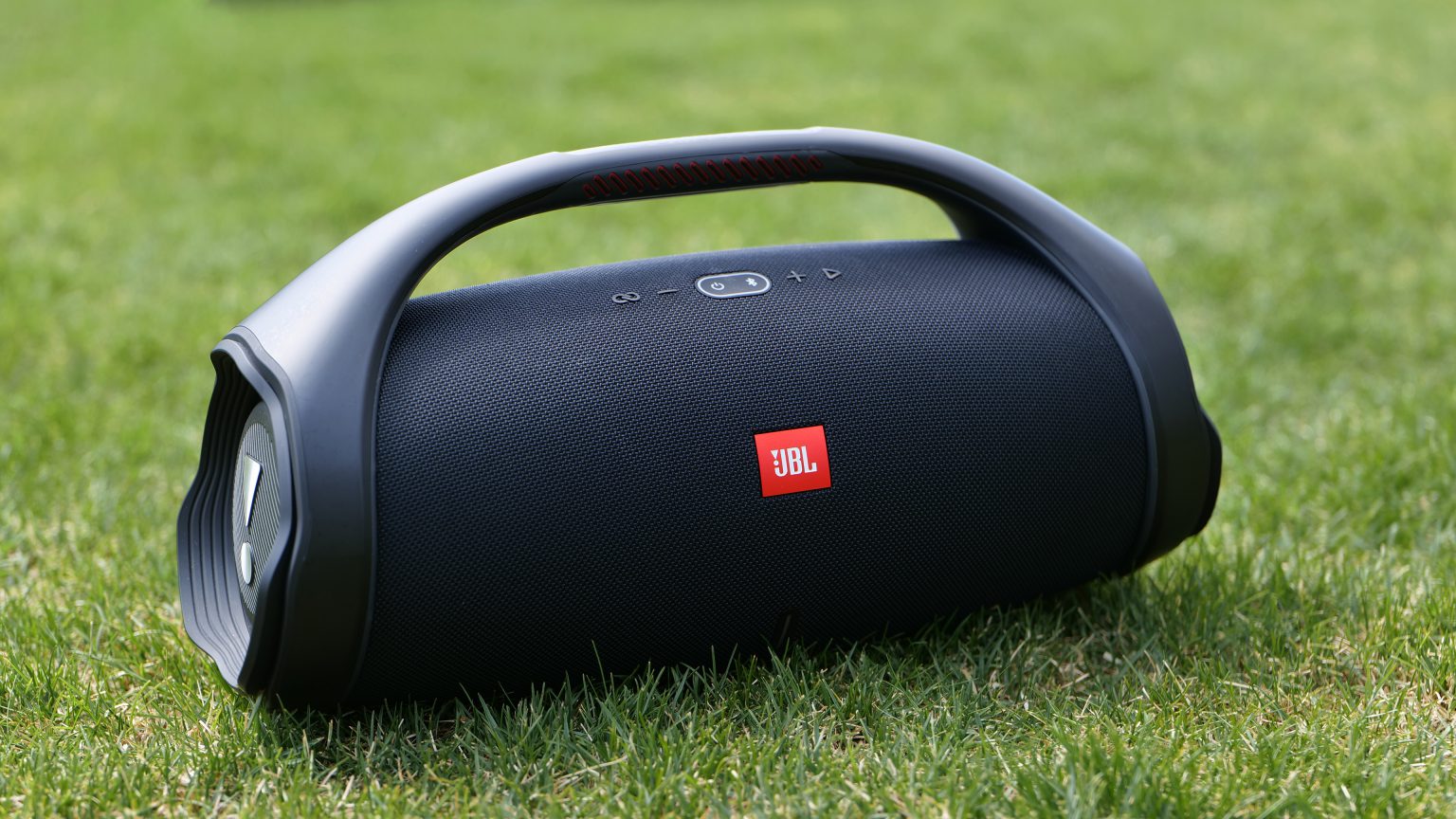 does jbl boombox 2 have microphone