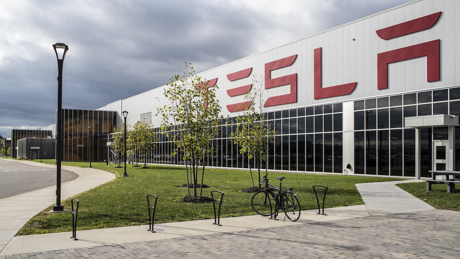 13 år gammel tysk dronepilot filmer Teslas nye fabrikk i Berlin
