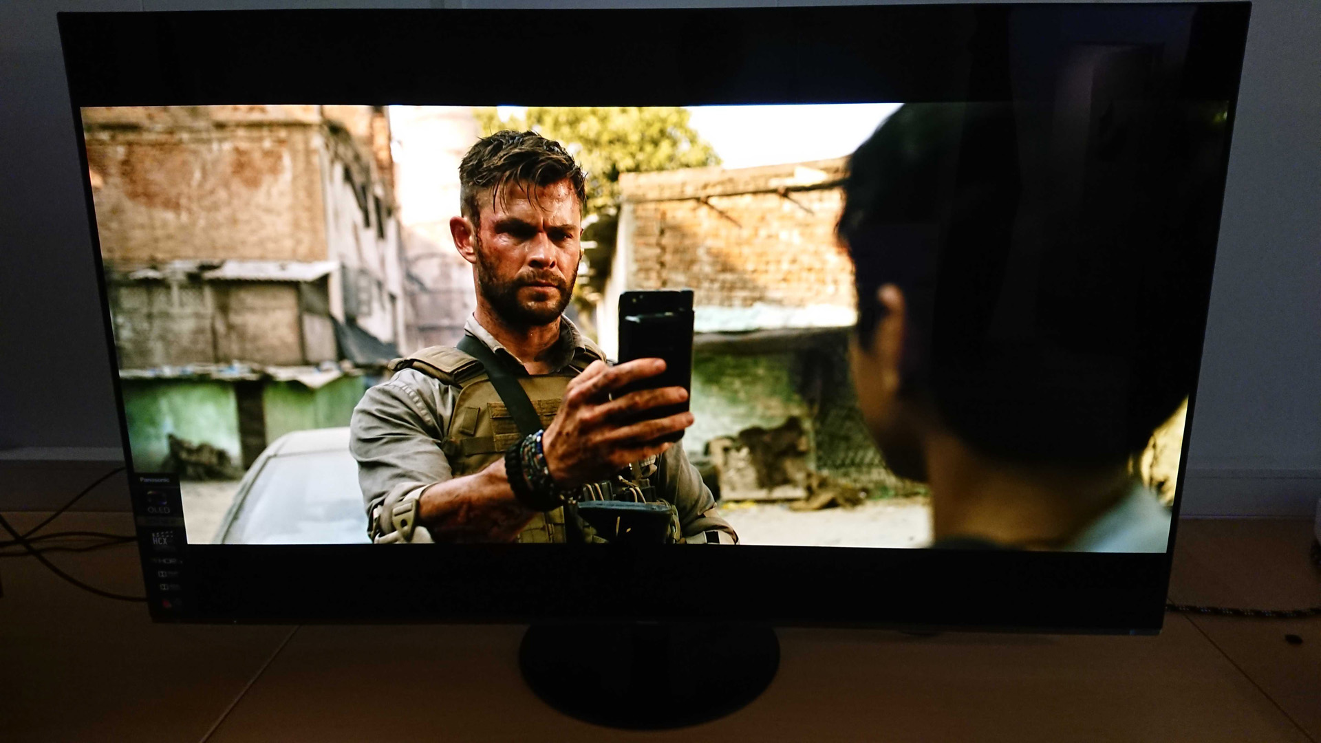 Panasonic HZ1000 5 Ingenting å si på kontrasten. Her fra Extraction på Netflix. (Foto: Audun Hage)