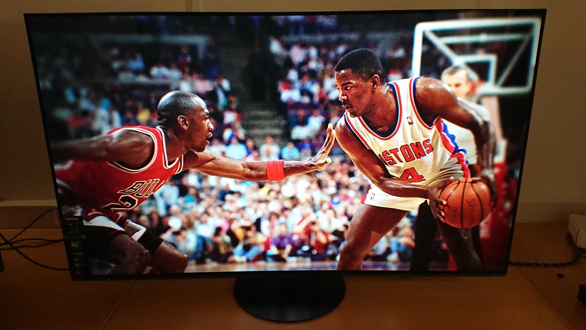 Panasonic HZ1000 6 Panasonic HZ1000 håndterer både nytt og gammelt videomateriale med stødig hånd. Her fra Michael Jordan-dokumentaren The Last Dance. (Foto: Audun Hage)
