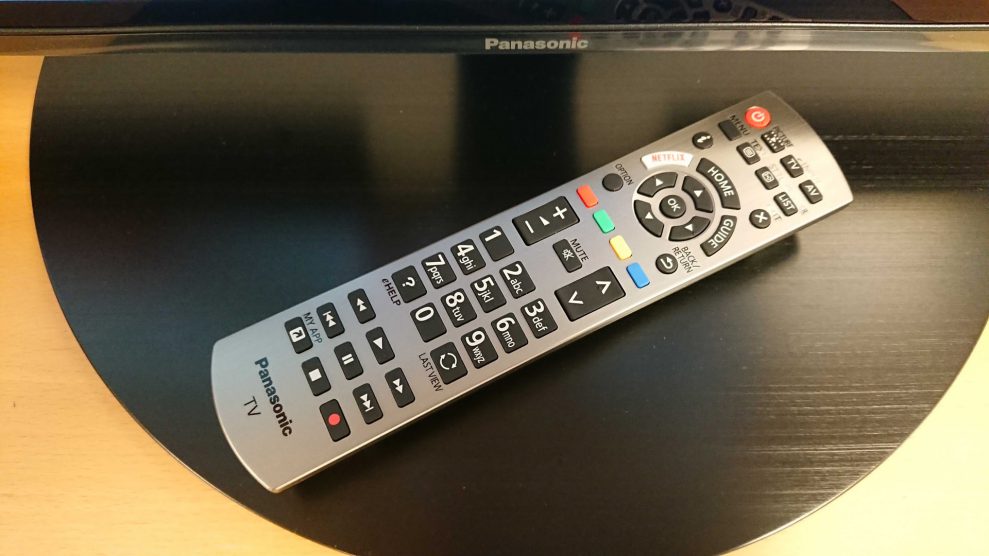 Panasonic HZ1000 2 Fjernkontrollen er en gammel kjenning: Med unntak av Netflix-knappen er designet er nesten uendret de siste 10 år! (Foto: Audun Hage)