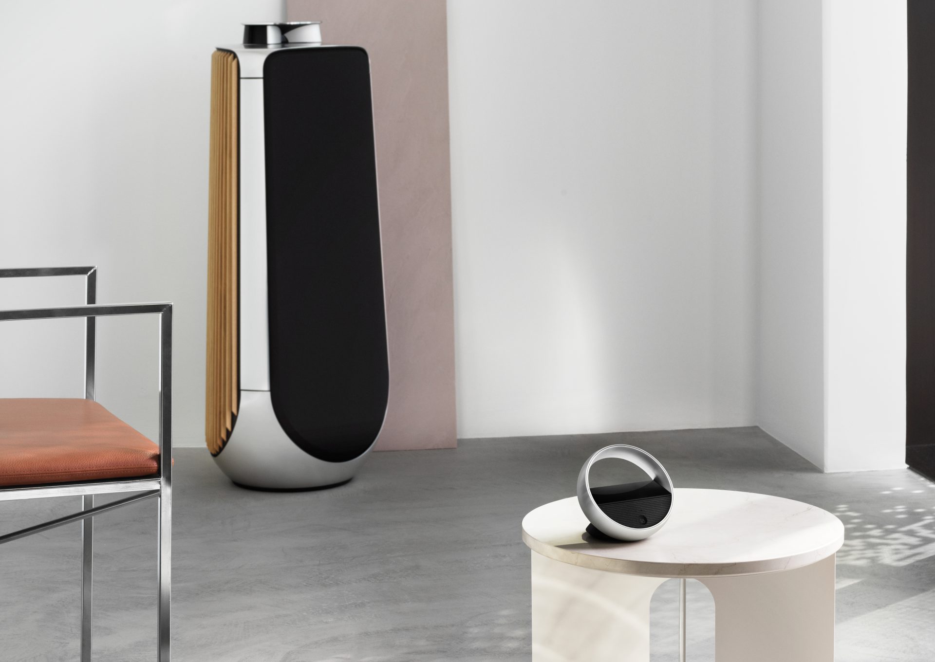 Beoremote Halo styrer lyden med Bluetooth eller Wi-Fi