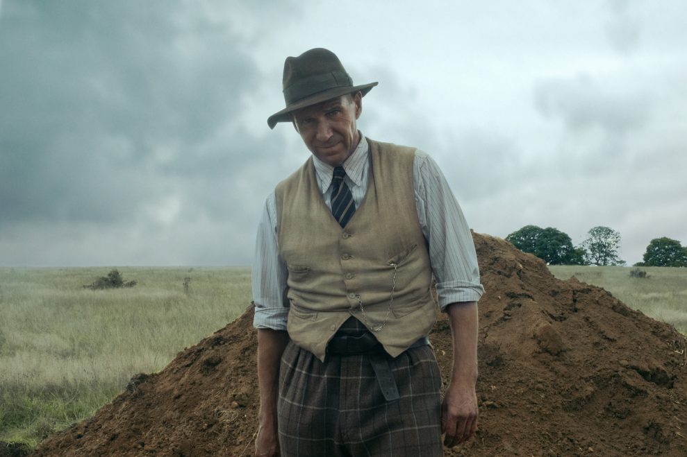 THE DIG: RALPH FIENNES as BASIL BROWN. Cr. LARRY HORRICKS/NETFLIX © 2021 