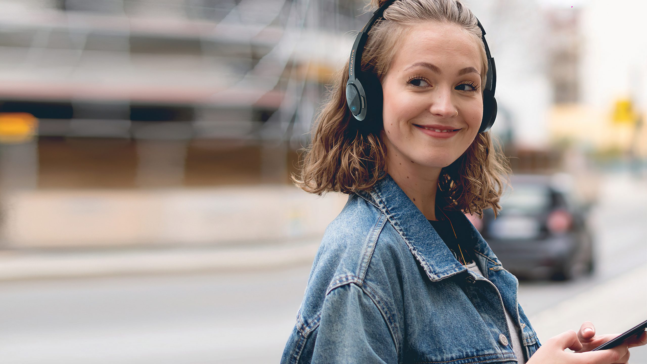 Fjærlette og billige hodetelefoner fra Creative 2 Sound Blaster JAM V2 lifestyle-gigapixel-standard-width-3840px