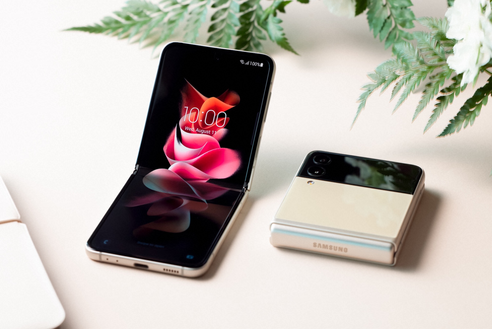 02_01_B2_Product_01_galaxyzflip3_5g_cream_L