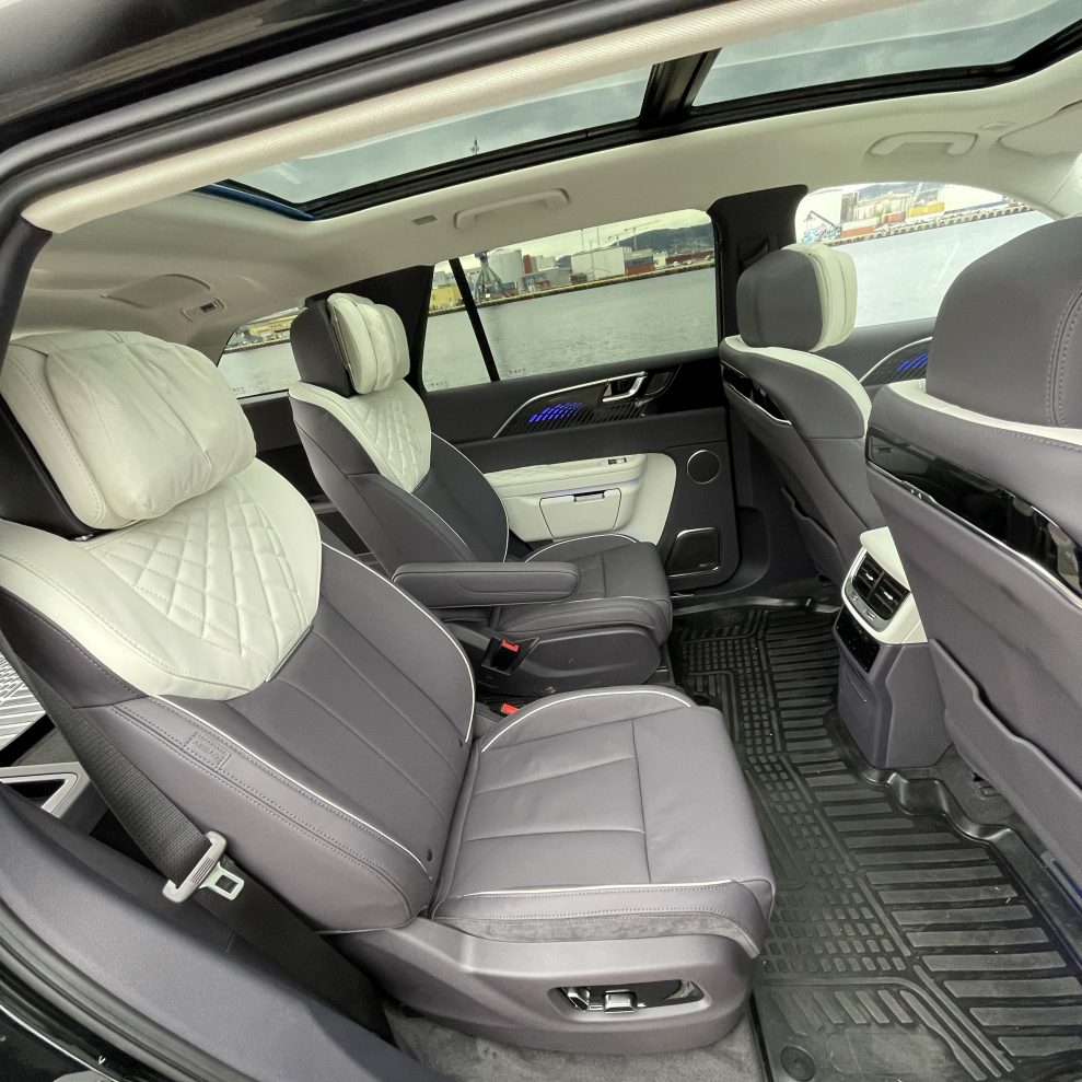 Hongqi E-HS9 rear seats