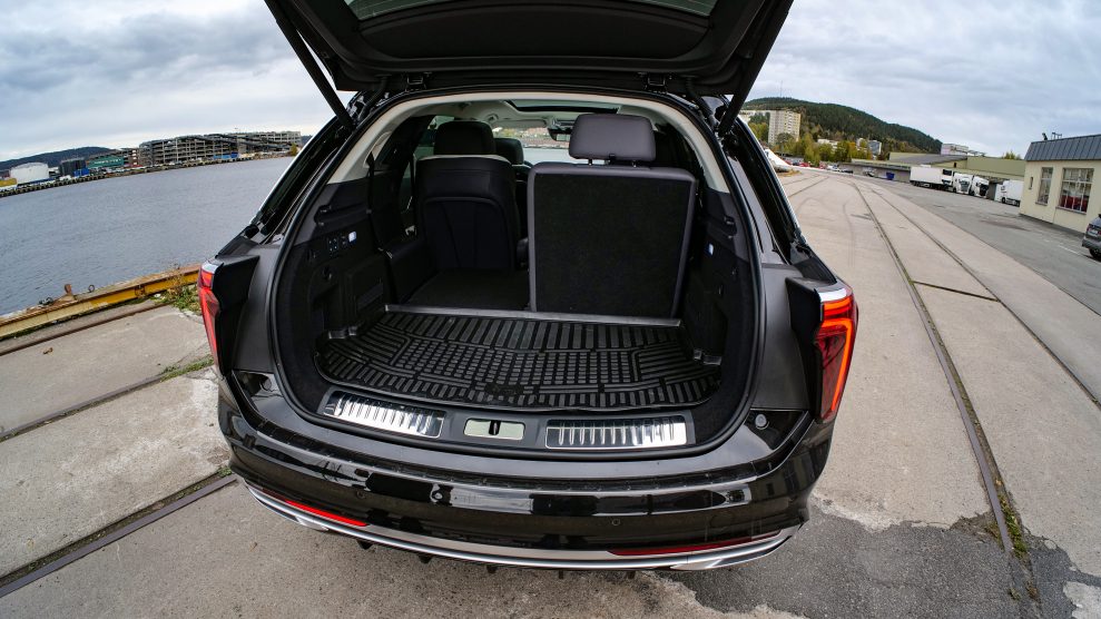 Hongqi E-HS9 trunk