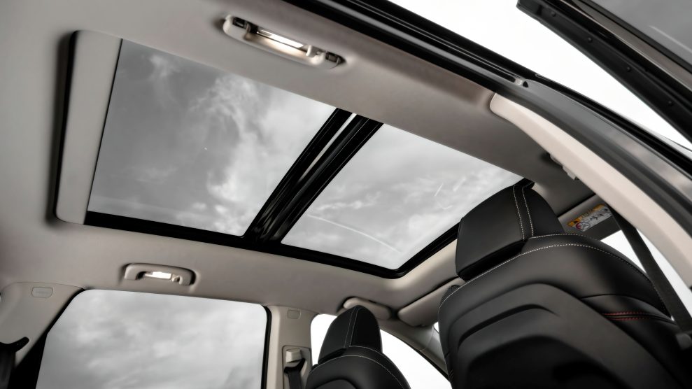 Maxus Euniq6 panorama roof