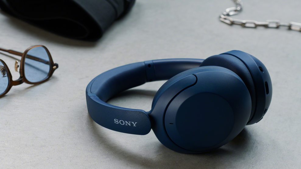 Sony WH-XB910N Blue lifestyle