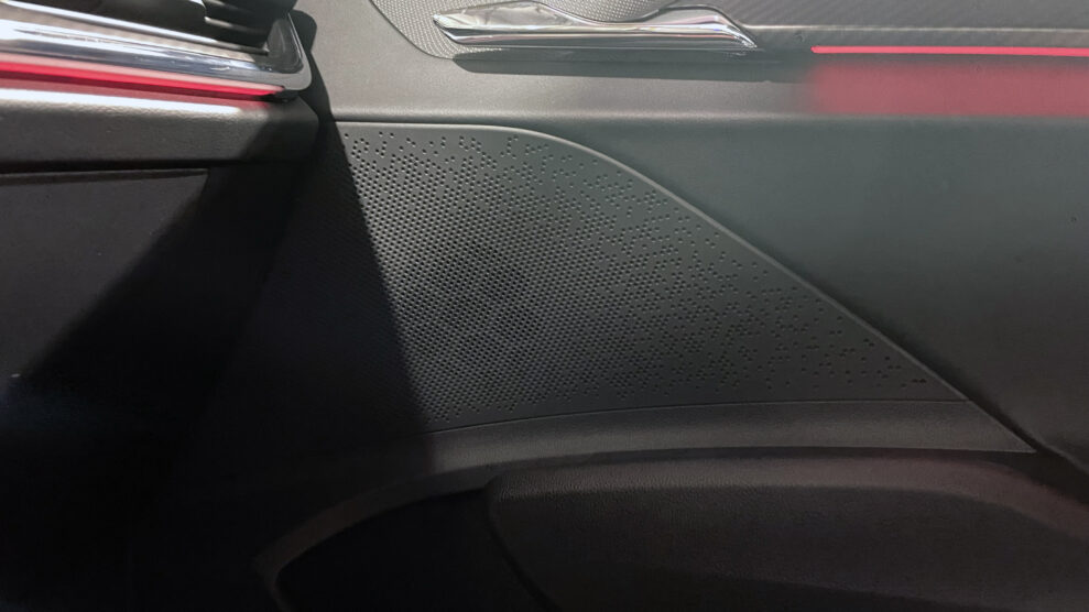 Skoda Enyaq iV80x sportline right front speaker