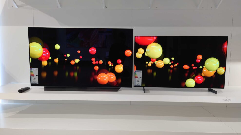 LG OLED48C2 og OLED42C2.