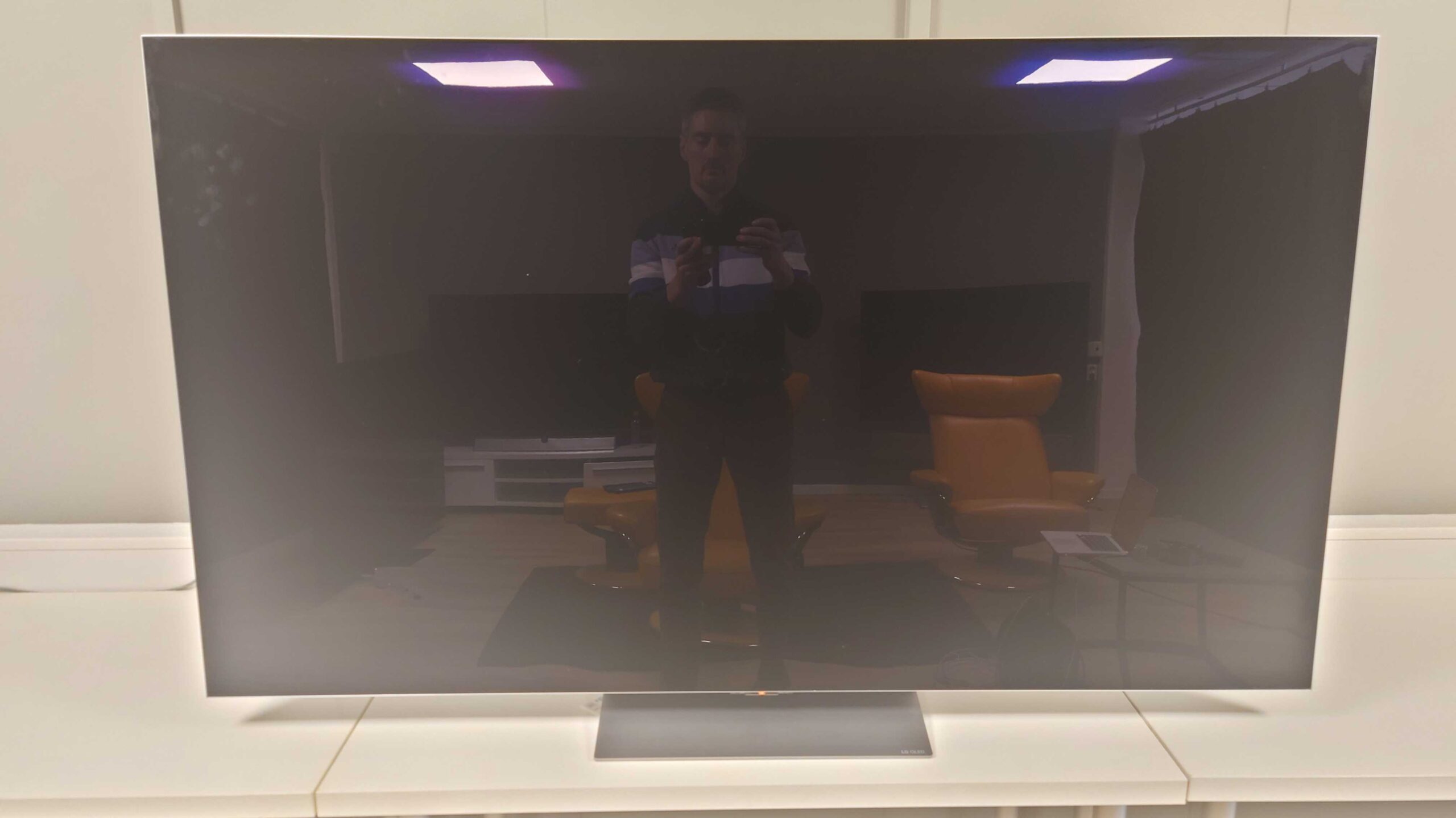 LG OLED G2 screen reflections