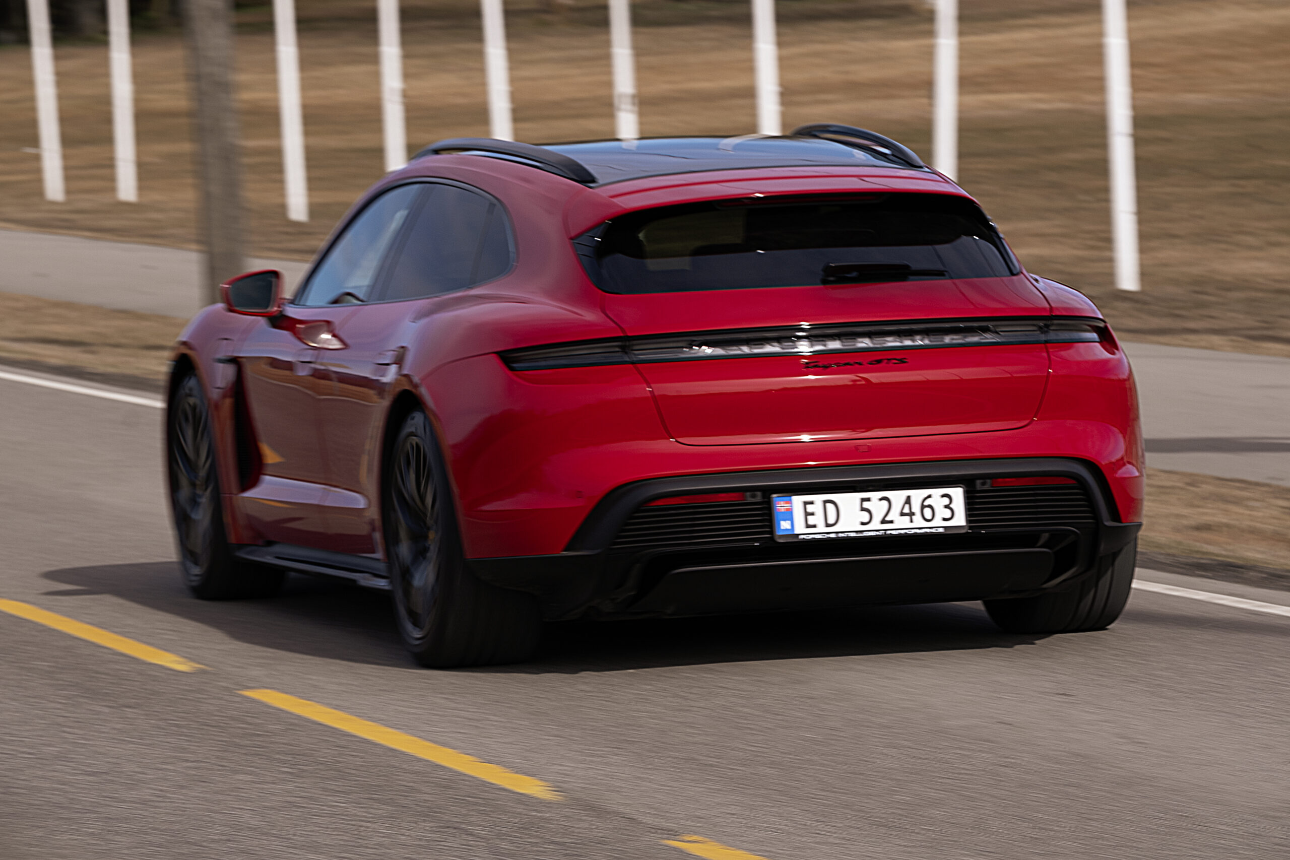Porsche Taycan GTS pass rear