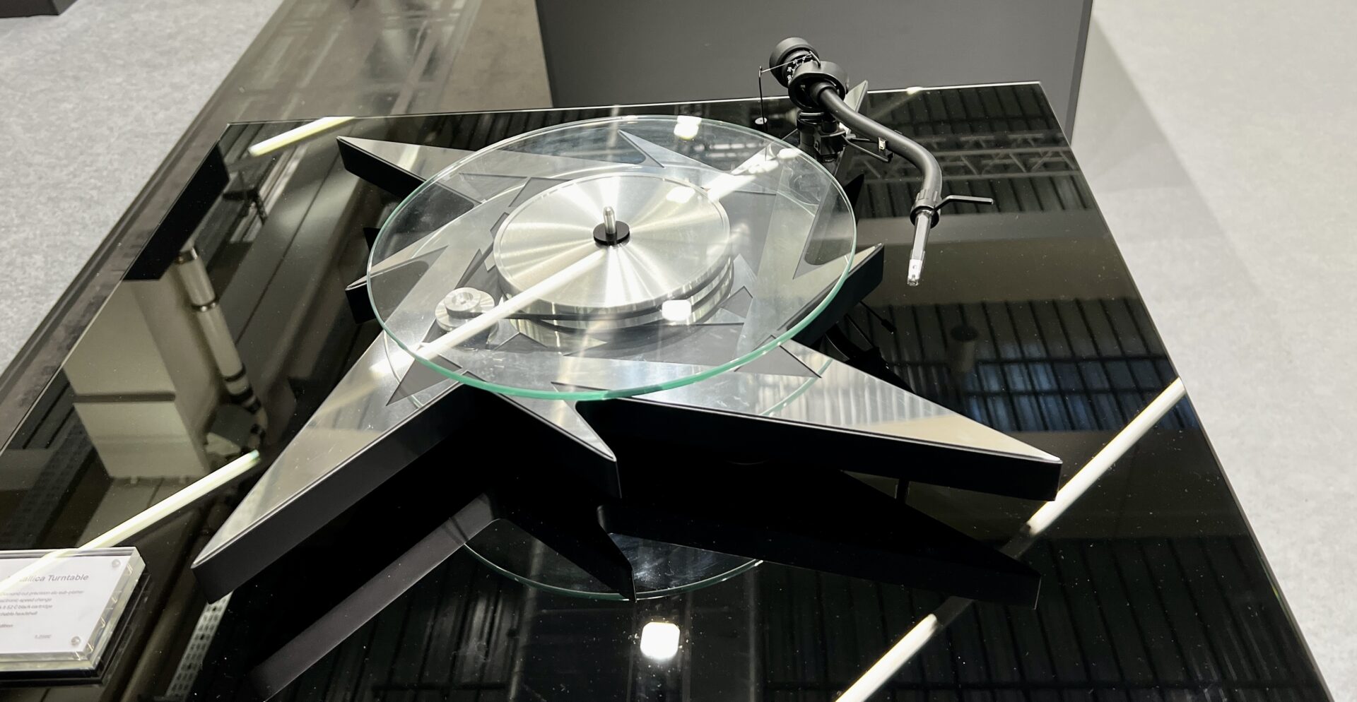 High-End 2022 Pro-Ject Metallica Turntable