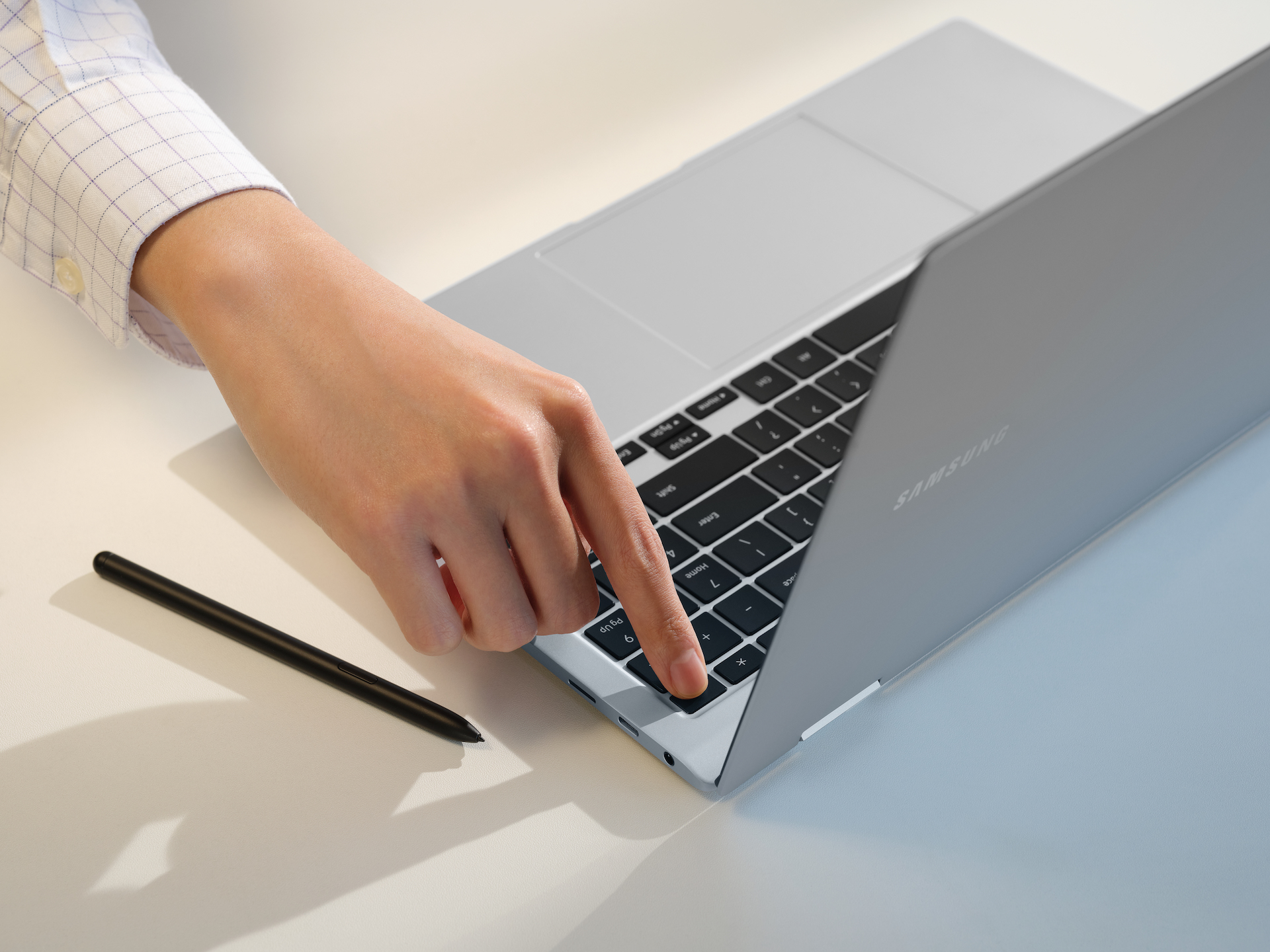 Samsung Galaxy Book2 Pro 360 (950QED-KH1) 4 Samsung Galaxy Book2 Pro 360 (950QED-KH1) 2