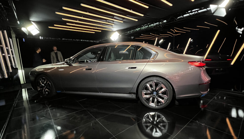 BMW i7 side BMW i7 side