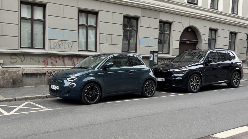 FIAT 500 electric park