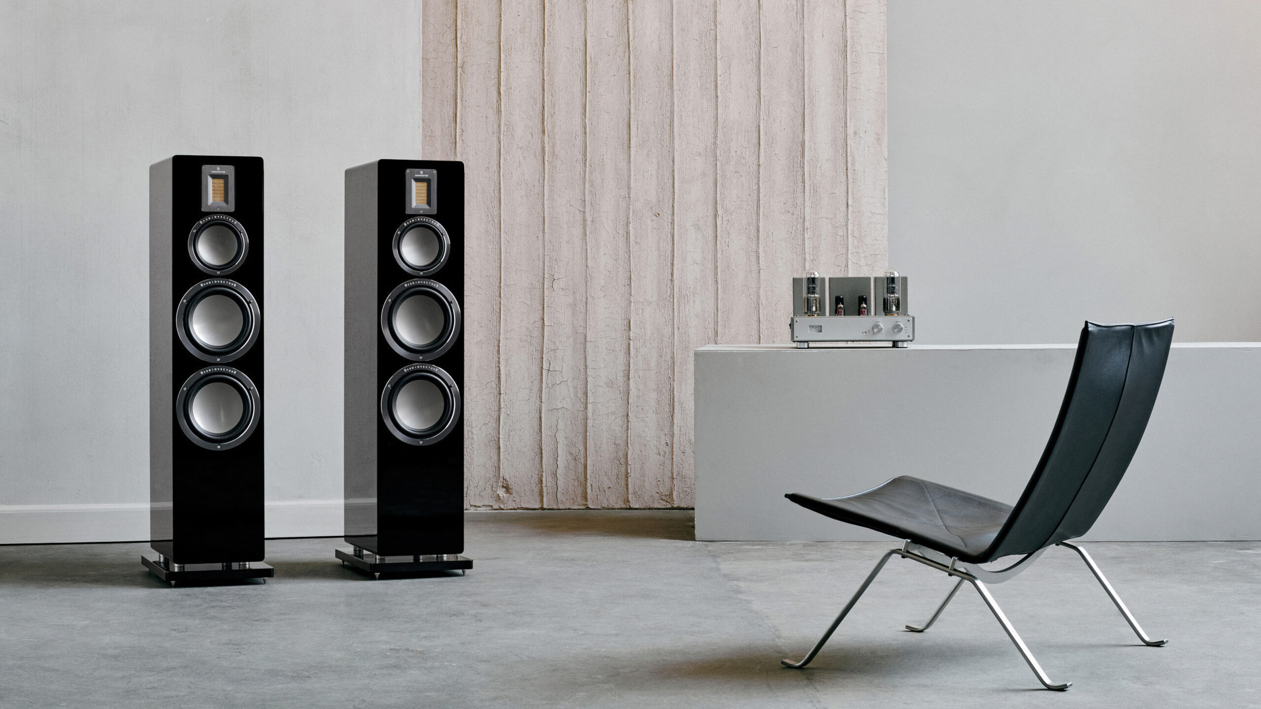 Audiovector QR7 black lifestyle scaled 1