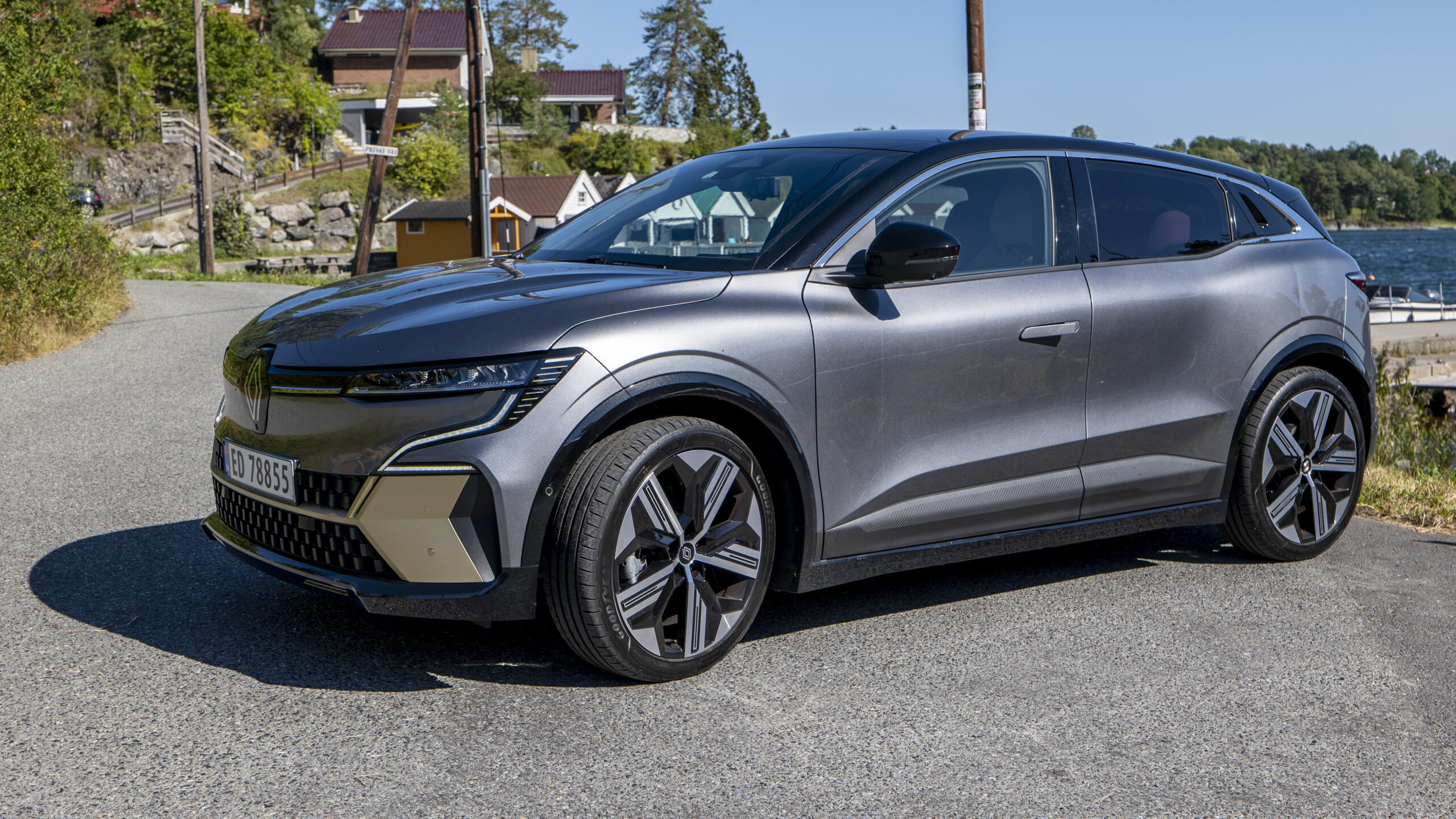 Renault Megane E Tech SIDE ANGLE