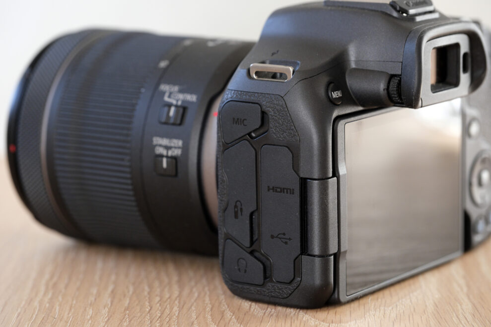 Canon EOS R7-poorten