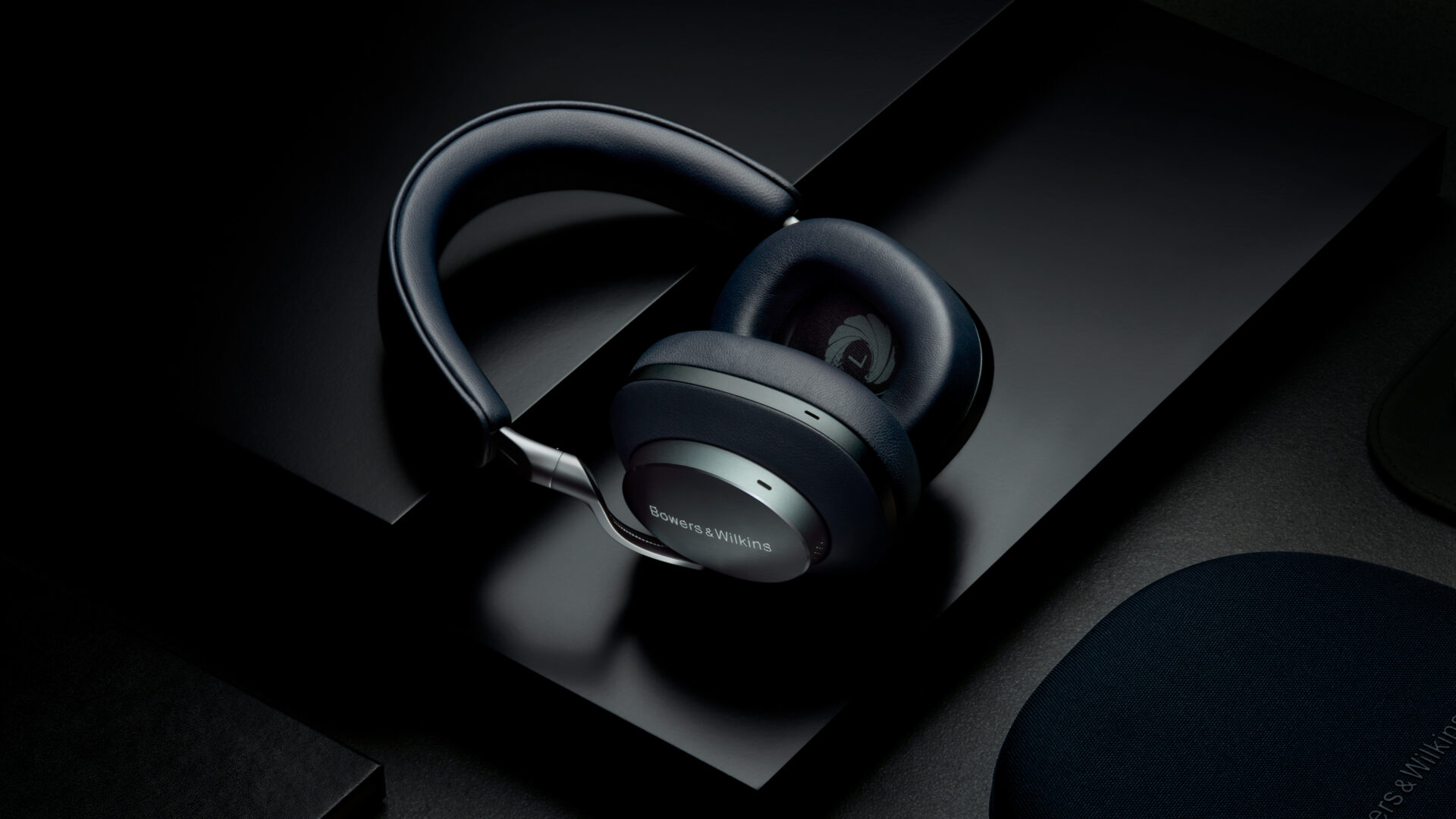 Bowers & Wilkins Px8 007 Edition: hodetelefoner i «James Bond» utgave