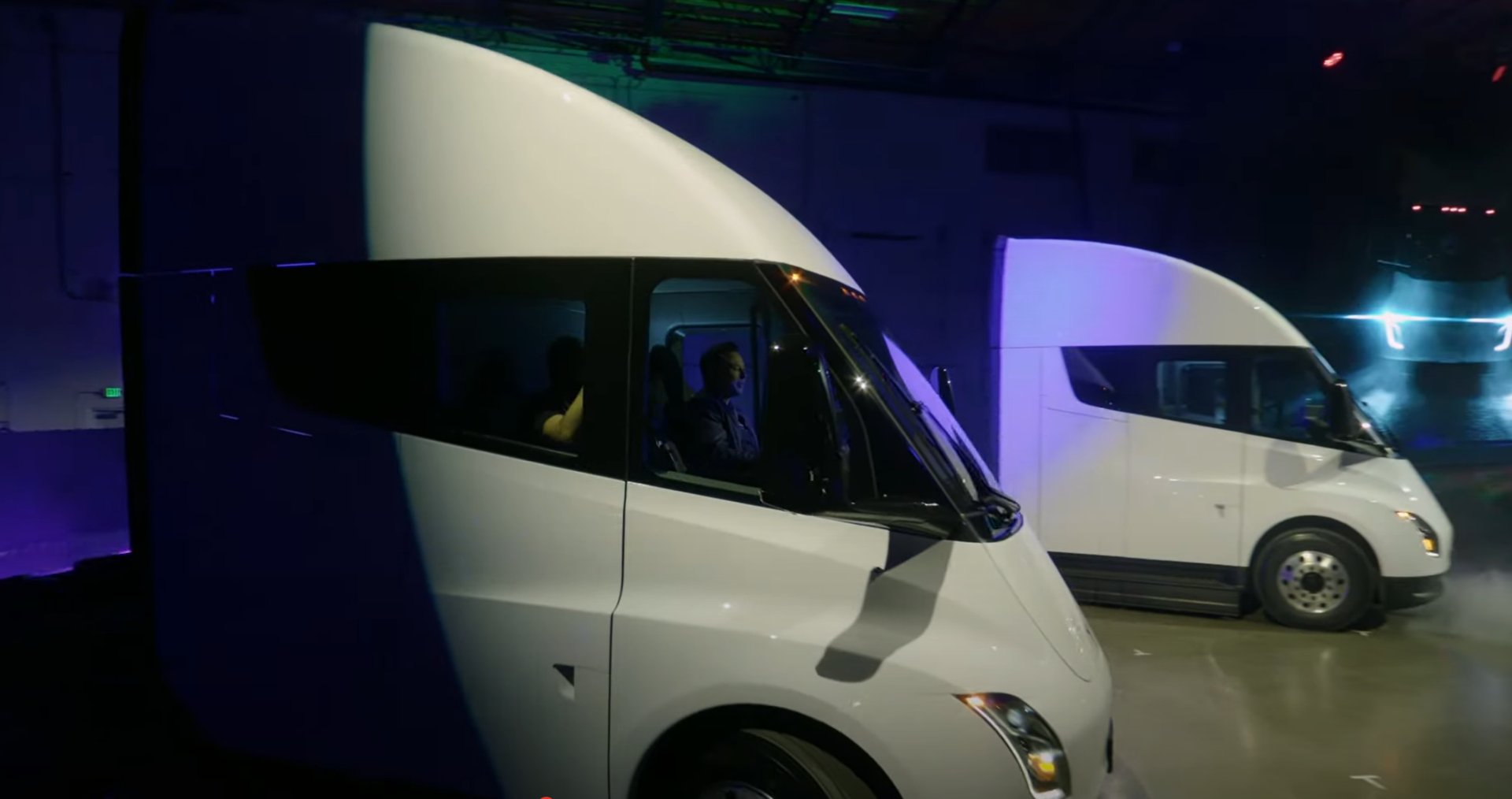 Her blir de første Tesla Semi lastebilene utlevert