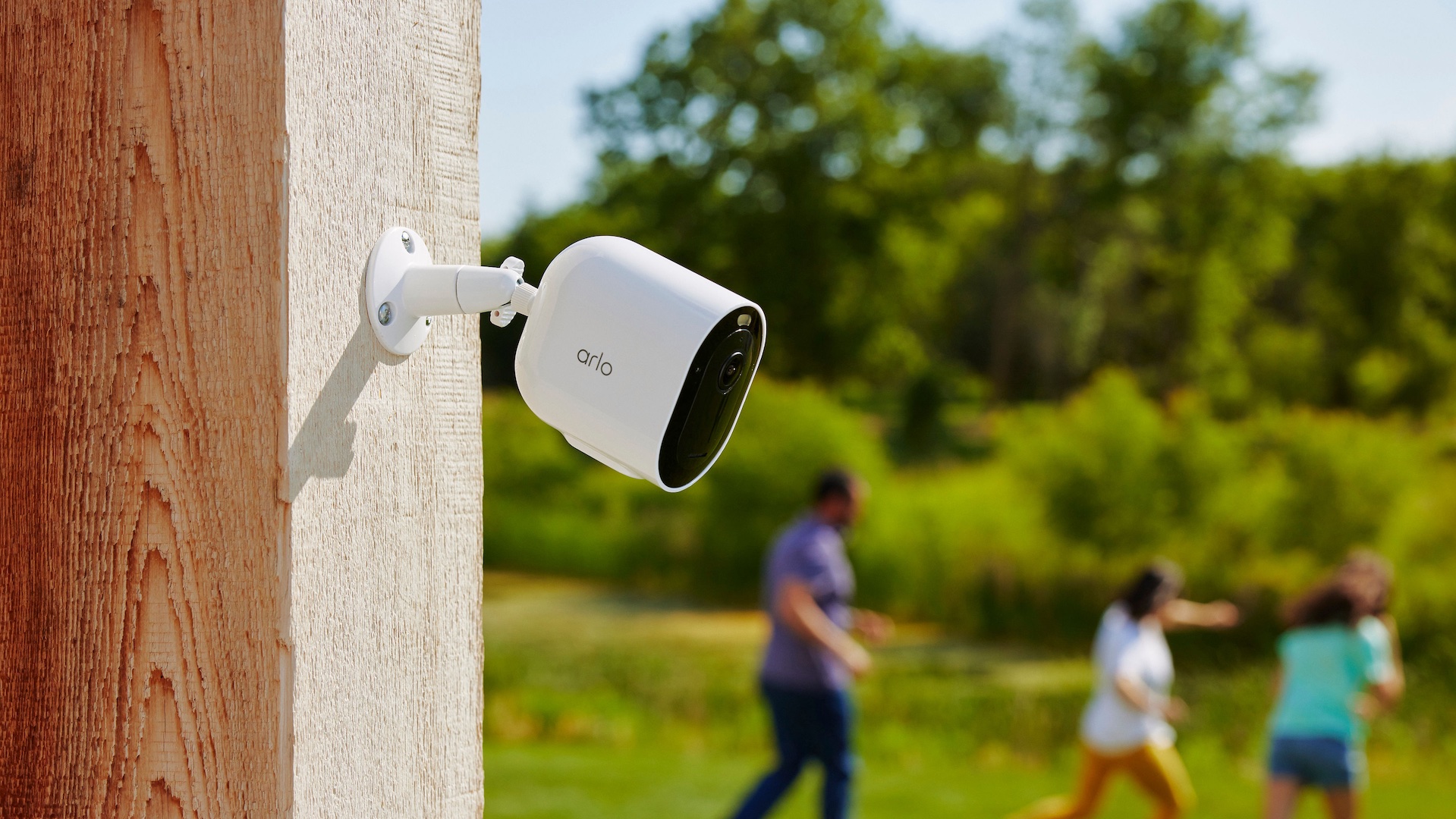 Videocamera di sicurezza Arlo Pro 5 con registrazione a colori al buio