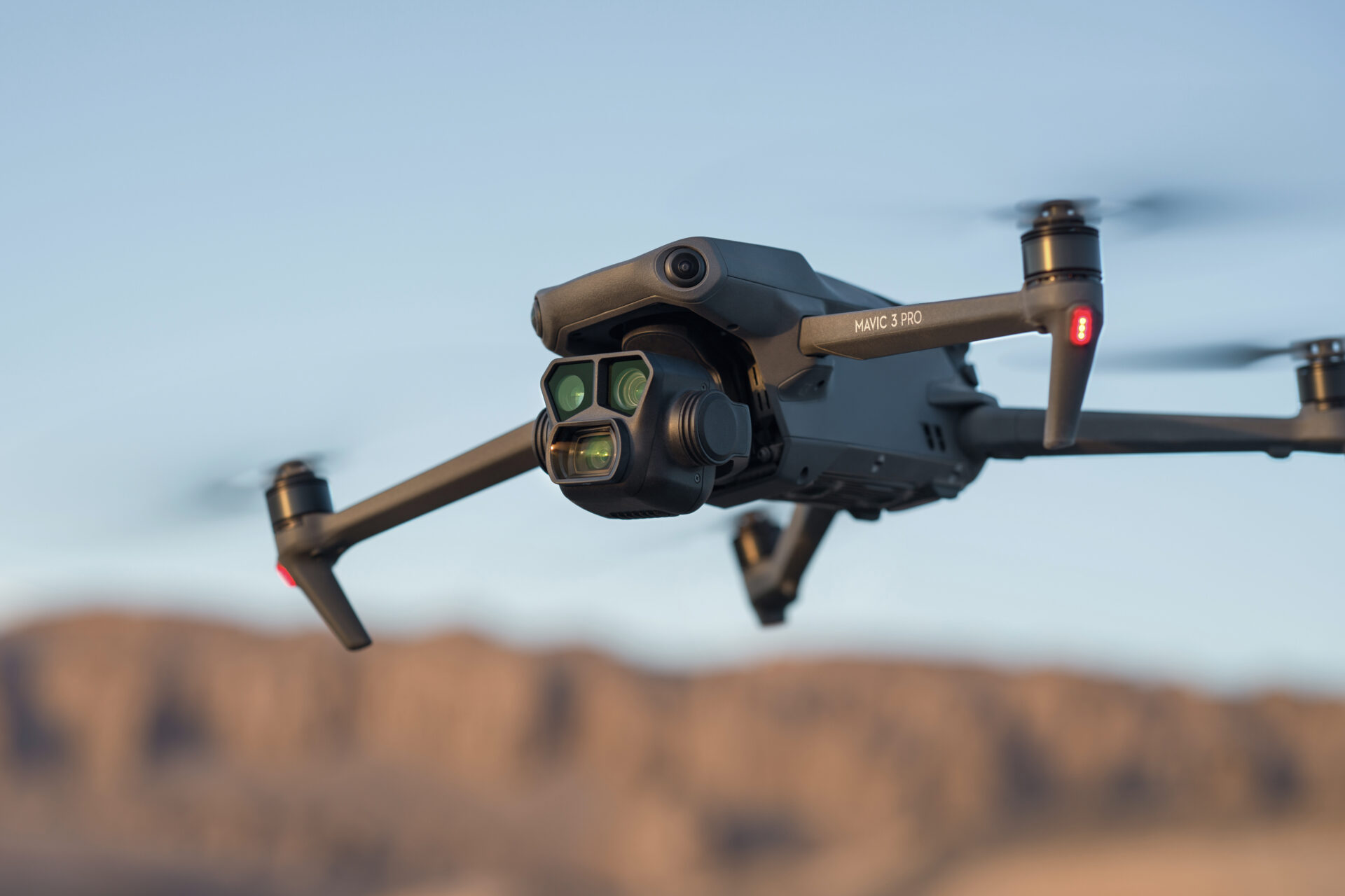 DJI Mavic 3 Pro med tre kameraer