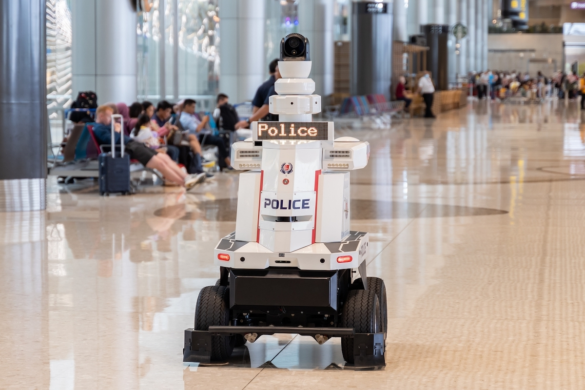 Politiroboter patruljerer Singapores flyplass
